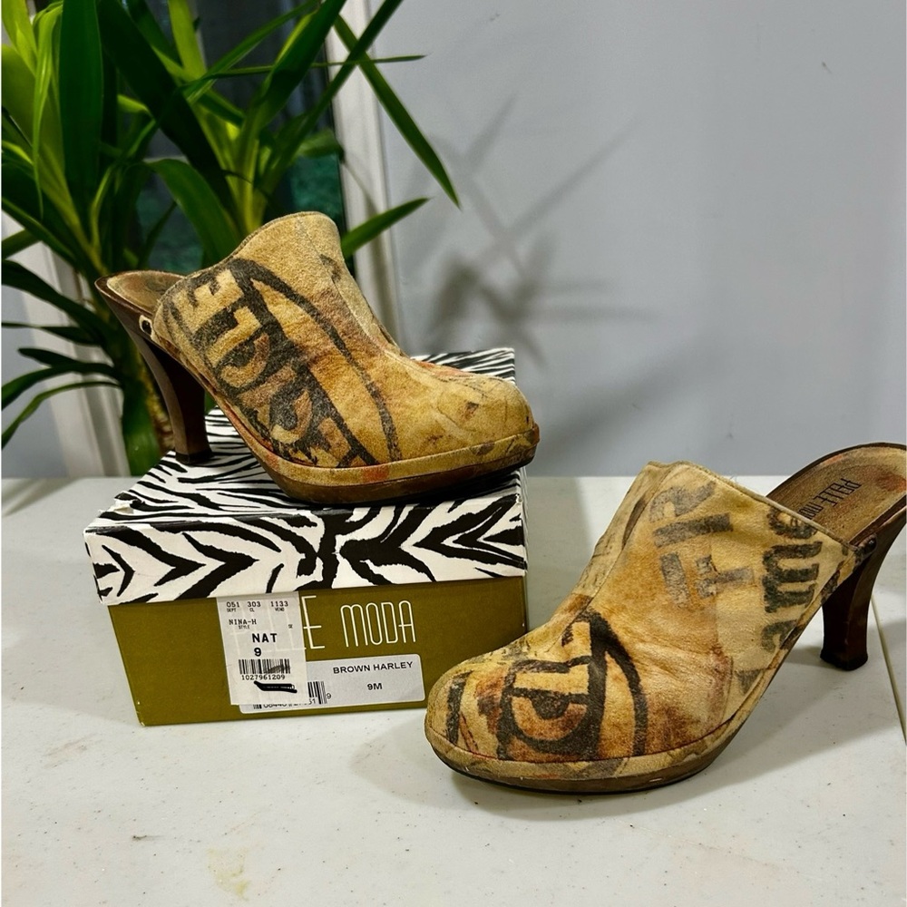 Moda Brown Graphic Mules